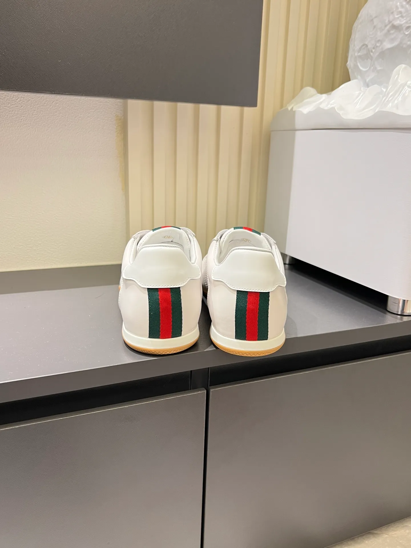 Men's shoes 💰p400 Gucci Shift series sports shoes, featuring lightweight thin sole design, suede + canvas + technical fabric splicing, perfect texture! The tongue and heel have red and green webbing, which is highly recognizable✨. The classic brown + off-white color scheme is retro and modern. The shell-toe shoe shape makes the feet smaller. It is perfect for daily wear or skirts and trousers. The upper fabric + elastic heel is easy to put on and take off, and the wrapping feeling is comfortable. It can be used for commuting and leisure. It has become one of Demna Gvasalia’s hottest items after taking over🔥. size: 38-45!